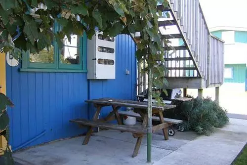 旅馆 On the Beach Backpackers Lodge