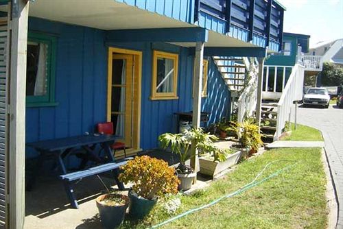 Общежитие On the Beach Backpackers Lodge