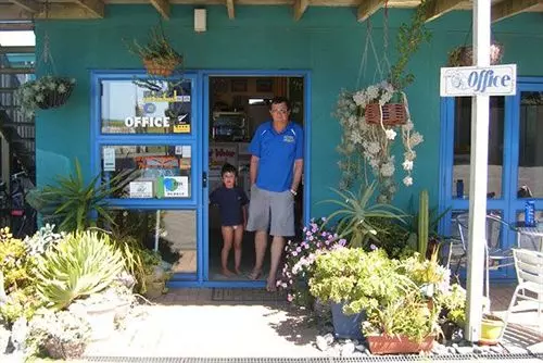 旅馆 On the Beach Backpackers Lodge