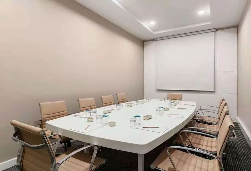 ホテル Ramada Encore Istanbul Kartal