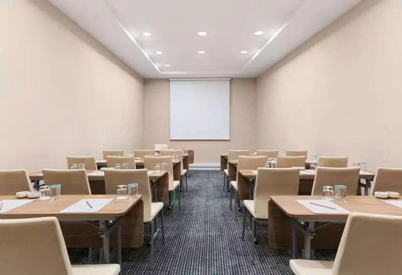 ホテル Ramada Encore Istanbul Kartal