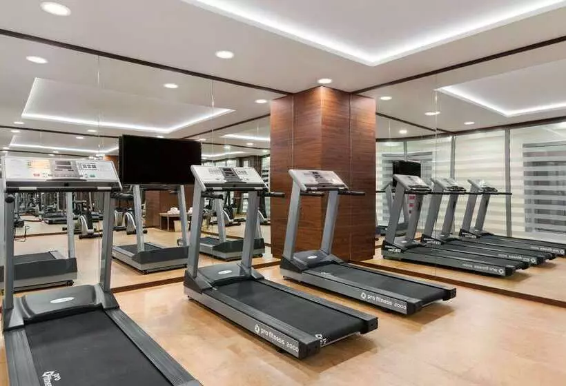 ホテル Ramada Encore Istanbul Kartal