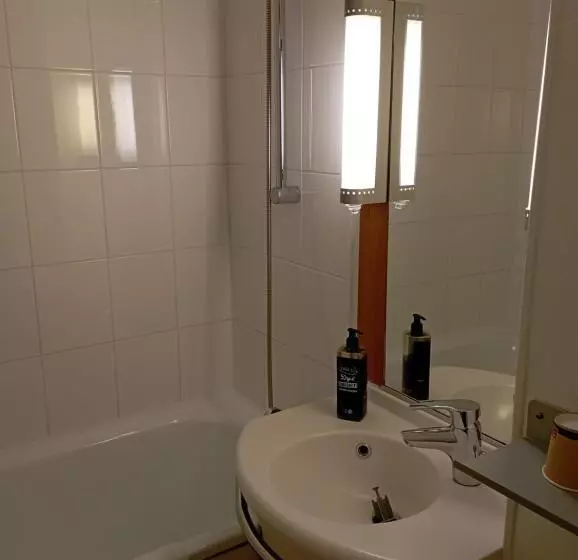 Hotelli Ibis Les Etangs Des Moines