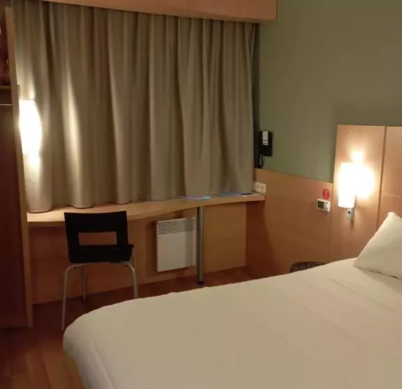 Hotelli Ibis Les Etangs Des Moines