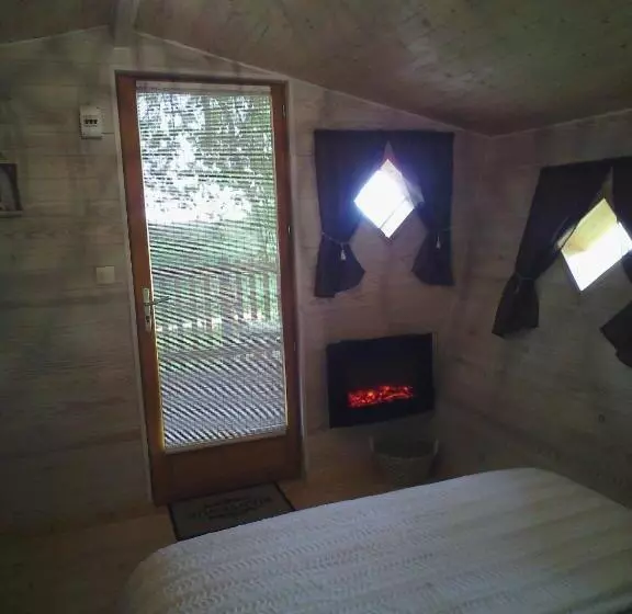 Aamiaismajoitus (B&B) Les Cabanes De Gros Bois