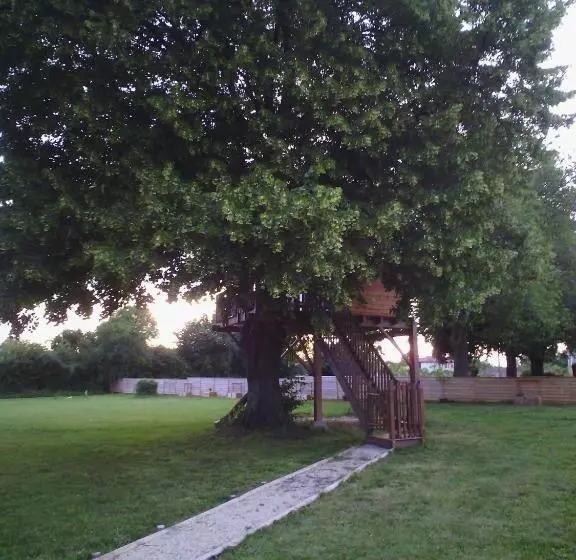 Aamiaismajoitus (B&B) Les Cabanes De Gros Bois
