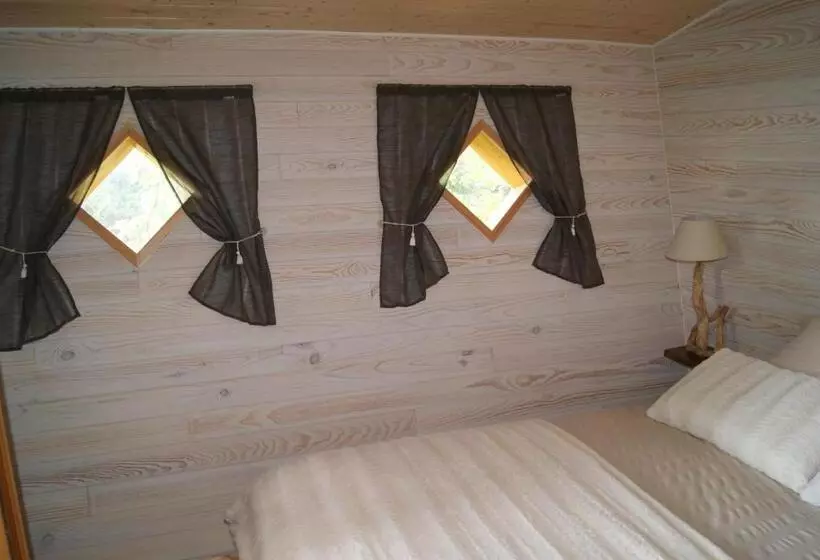 Aamiaismajoitus (B&B) Les Cabanes De Gros Bois