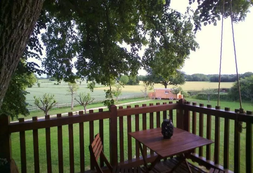 Aamiaismajoitus (B&B) Les Cabanes De Gros Bois
