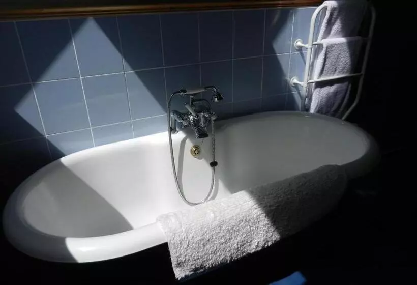 Cilwen Country House Bed And Breakfast