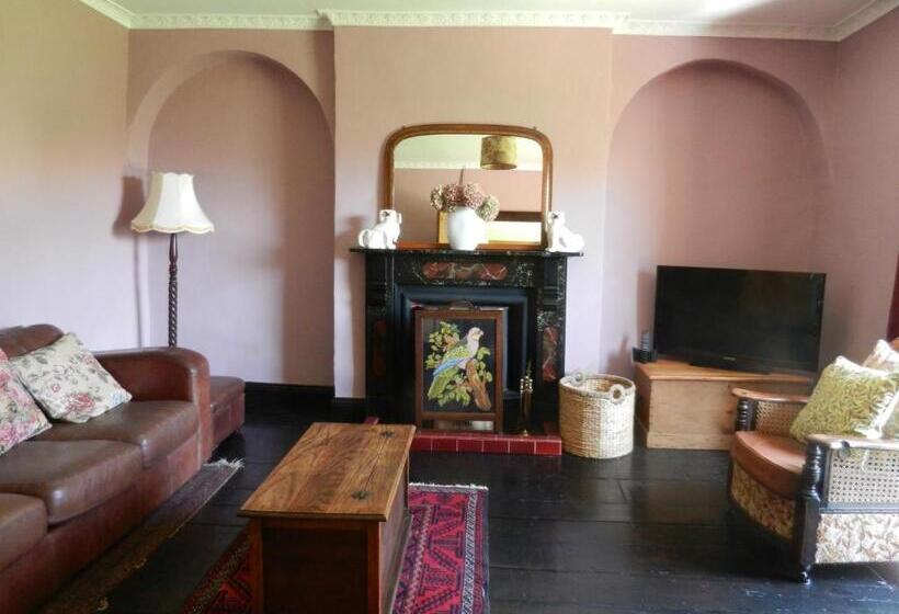 Cilwen Country House Bed And Breakfast