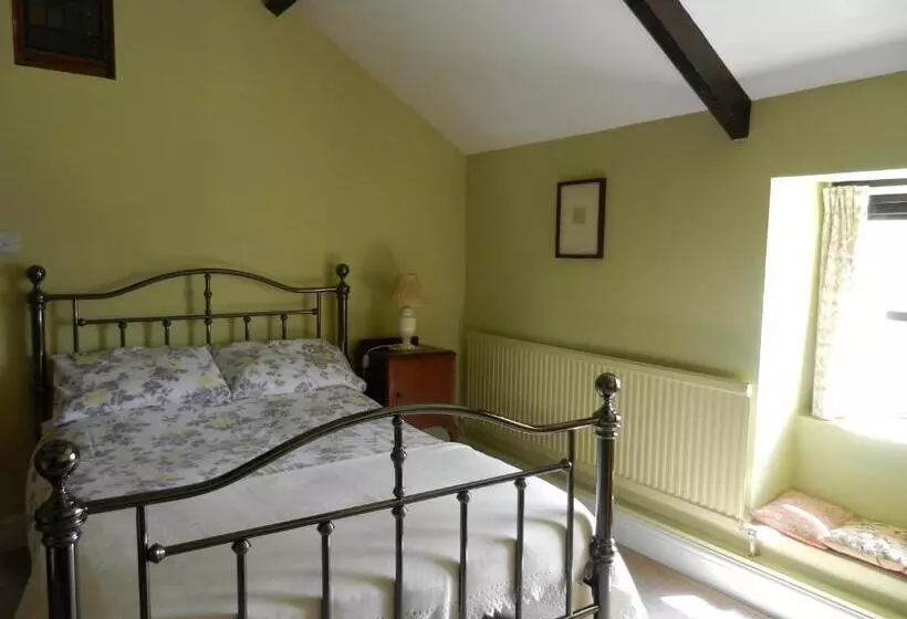 Cilwen Country House Bed And Breakfast