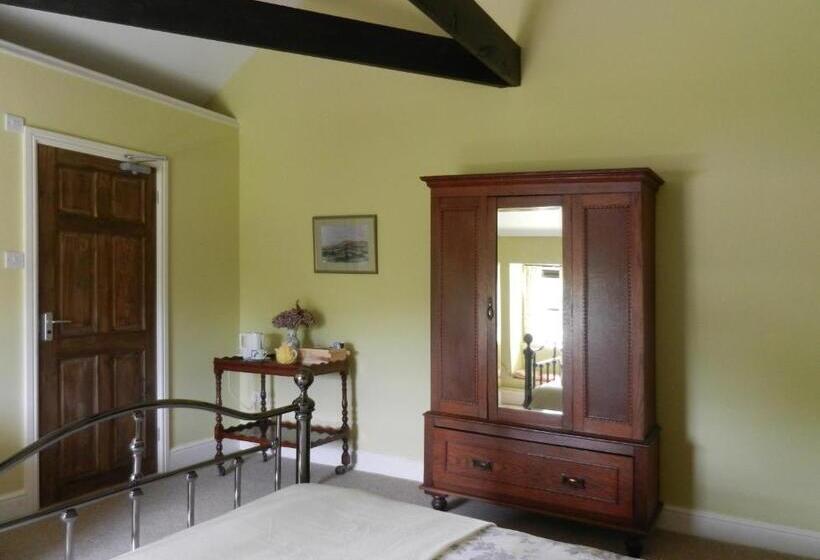 Cilwen Country House Bed And Breakfast