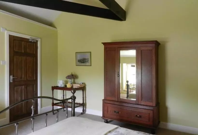 Cilwen Country House Bed And Breakfast