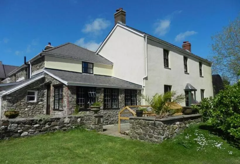 Cilwen Country House Bed And Breakfast