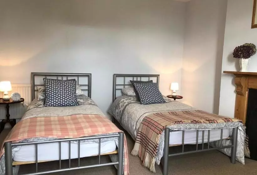 Cilwen Country House Bed And Breakfast
