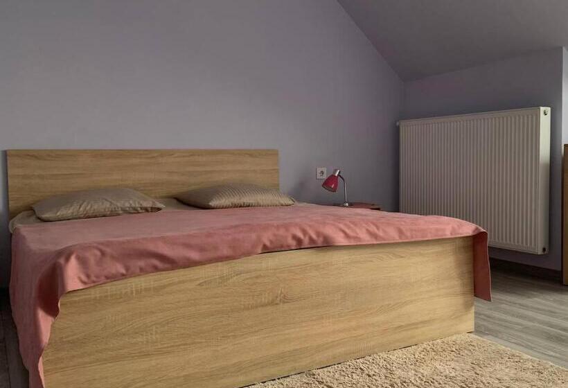 בית מלון כפרי узвар