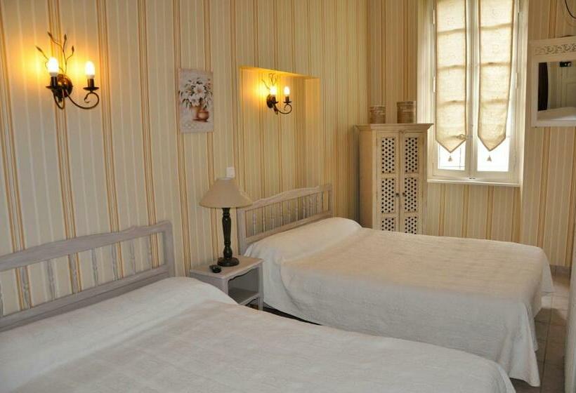 Отель Les Deux Acacias