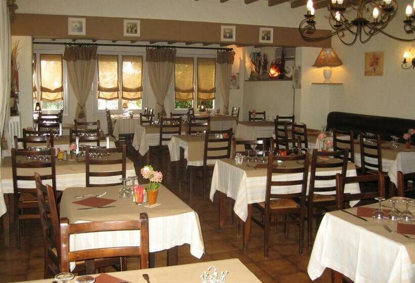 Отель Les Deux Acacias