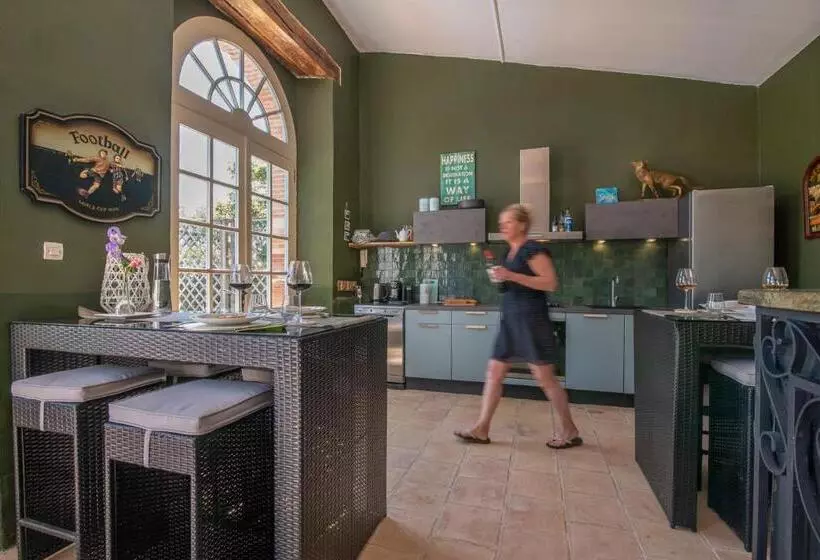 Aamiaismajoitus (B&B) Escudes