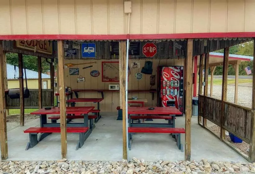 Hotelli Reel Inn And Lodge