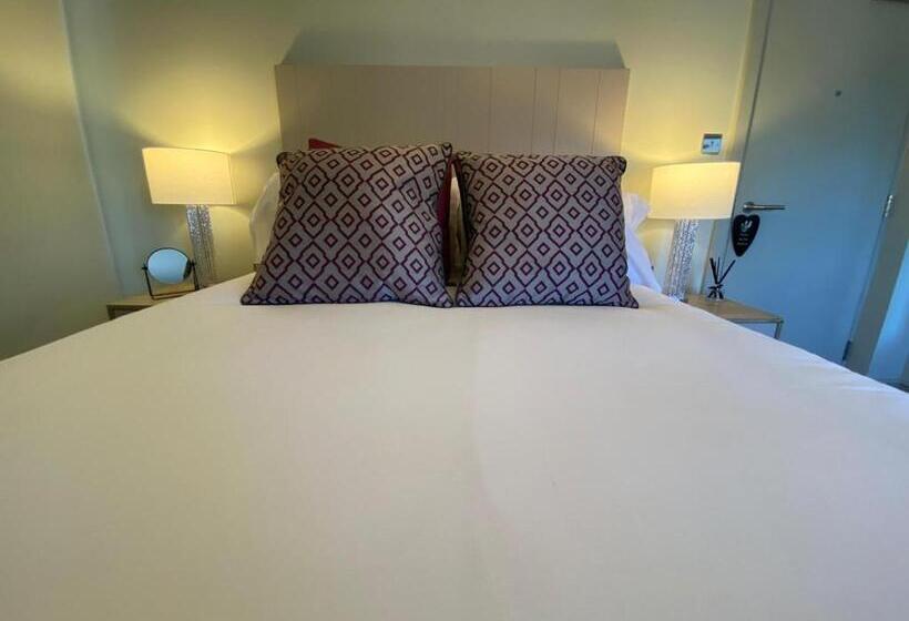 هتل The Scotts Arms Village Inn