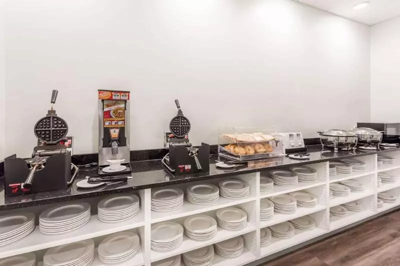 호텔 Ramada By Wyndham Hinton