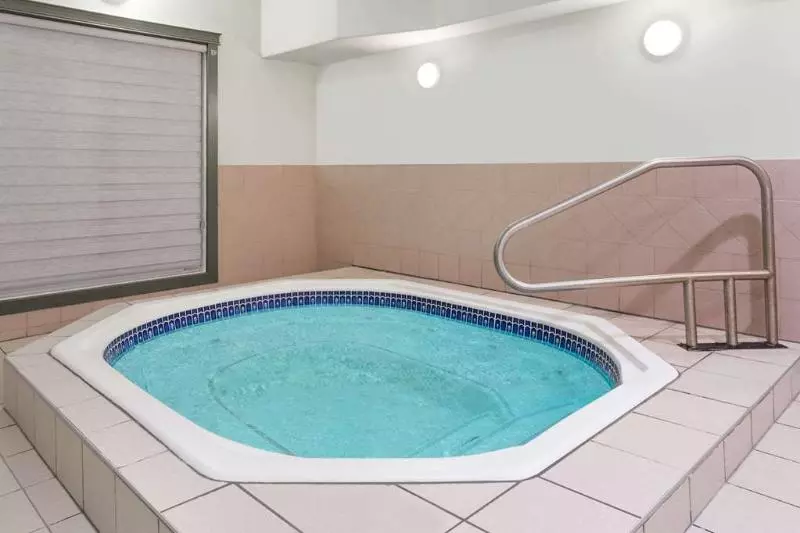 호텔 Ramada By Wyndham Hinton