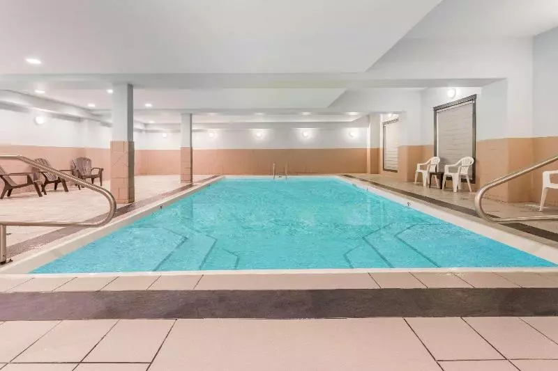 호텔 Ramada By Wyndham Hinton