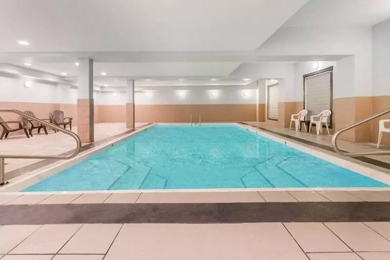 호텔 Ramada By Wyndham Hinton