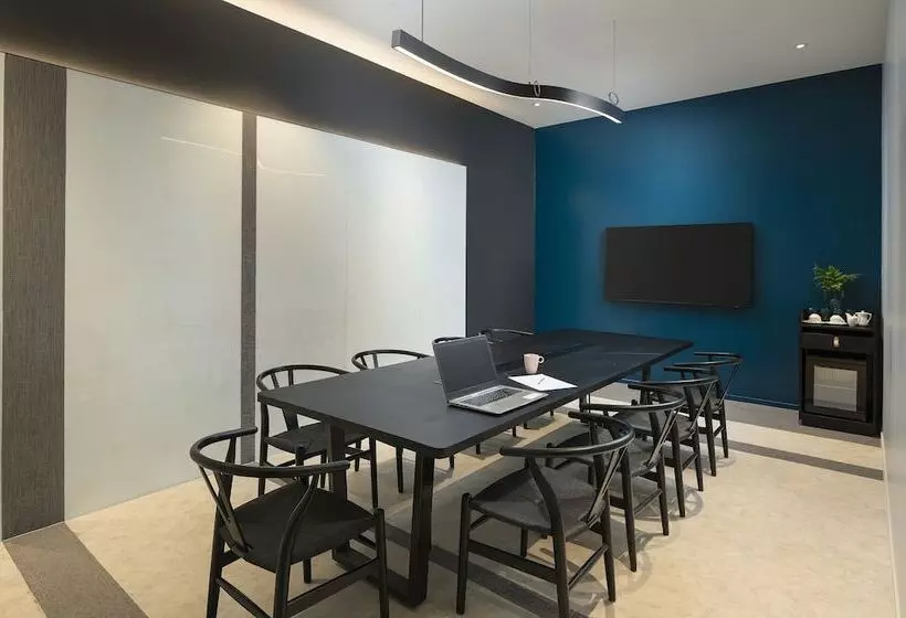 Hotelli Jonox Phuket Karon