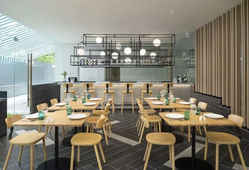 Hotelli Jonox Phuket Karon