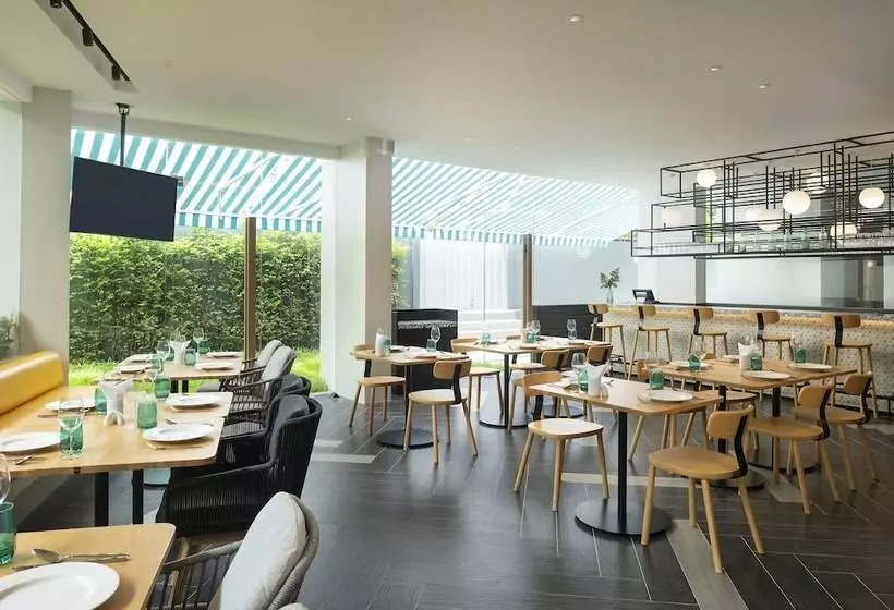 Hotelli Jonox Phuket Karon