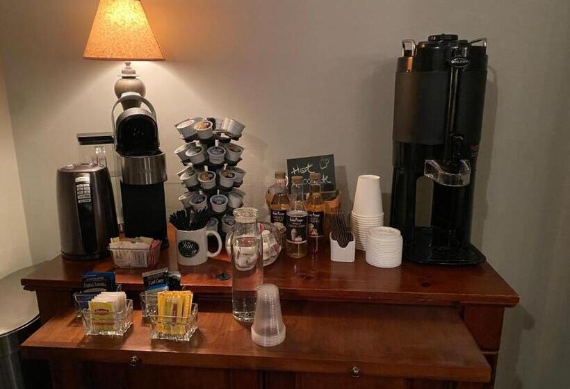 호스텔 Inn Of Chagrin