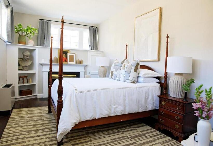 호스텔 Inn Of Chagrin