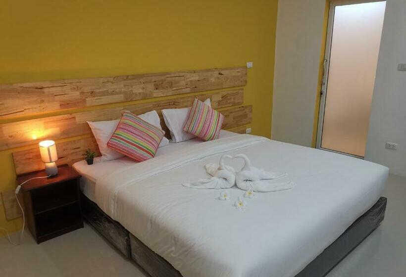 ベッドアンドブレックファースト นิวเวฟภูเก็ต