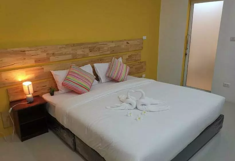 Aamiaismajoitus (B&B) นิวเวฟภูเก็ต