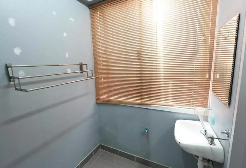 ホテル Roomquest Rojana Industrial Estate Area