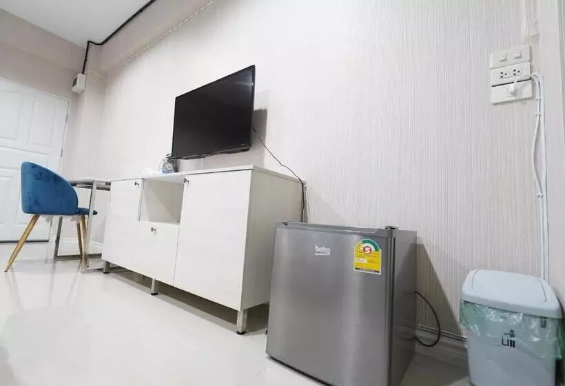 ホテル Roomquest Rojana Industrial Estate Area