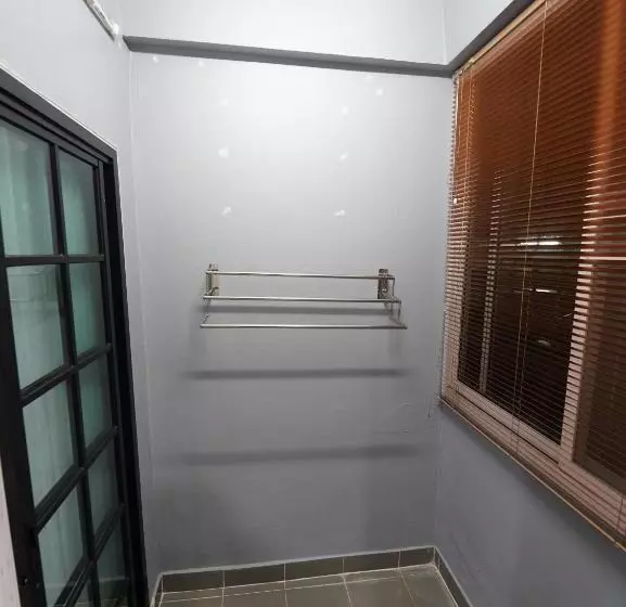 ホテル Roomquest Rojana Industrial Estate Area