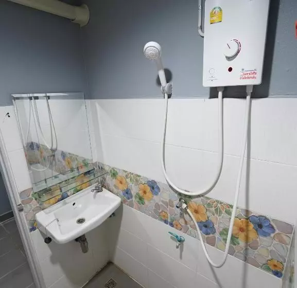ホテル Roomquest Rojana Industrial Estate Area