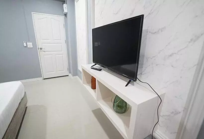 ホテル Roomquest Rojana Industrial Estate Area