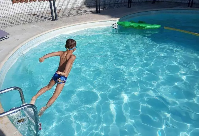 Aamiaismajoitus (B&B) Les Ormes De Belluire