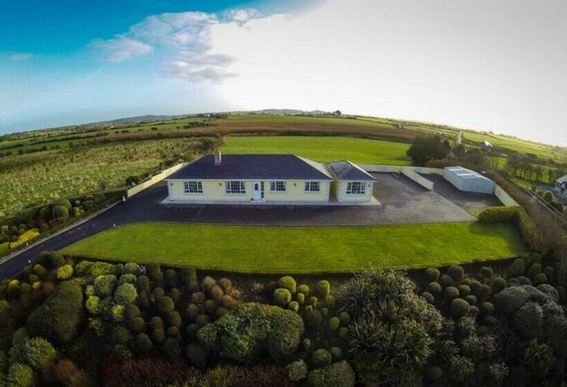 مبيت وإفطار The Knock Guest House