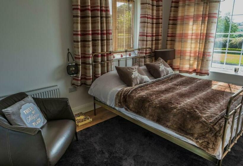 مبيت وإفطار The Knock Guest House