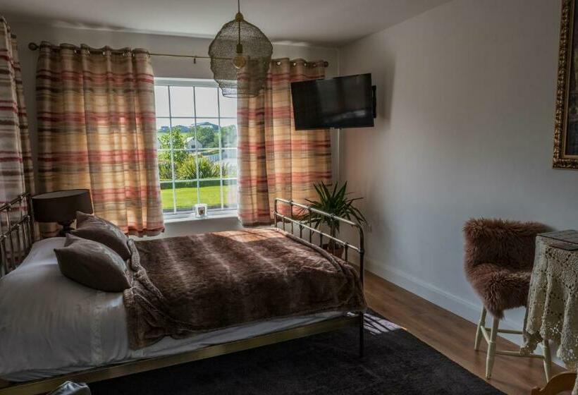 مبيت وإفطار The Knock Guest House