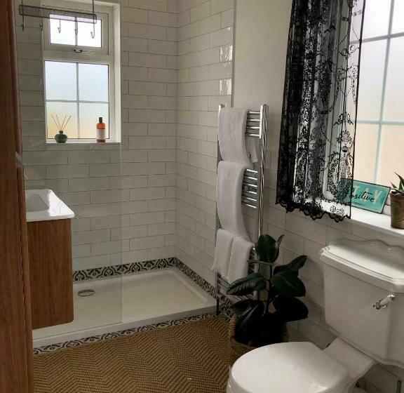 مبيت وإفطار The Knock Guest House