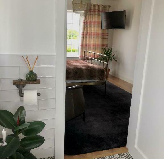 مبيت وإفطار The Knock Guest House