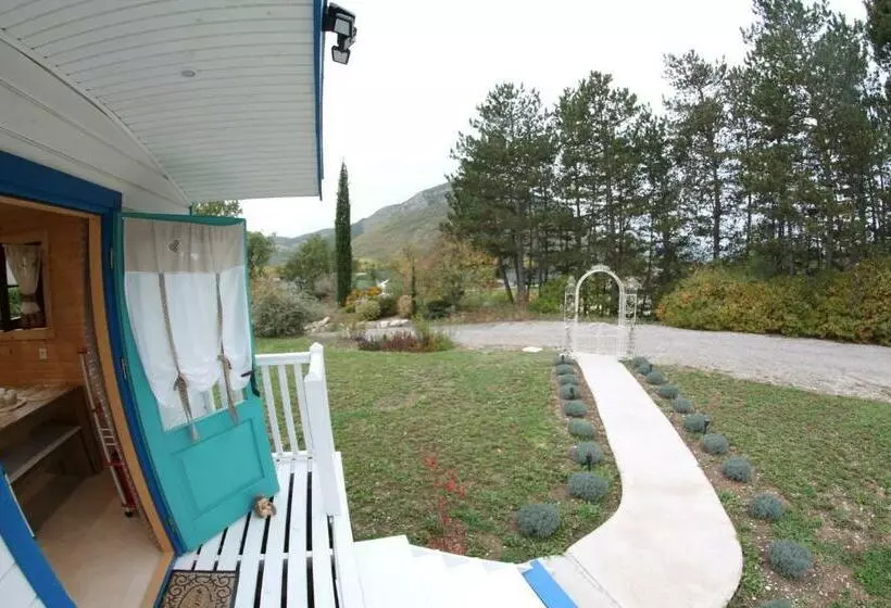 Majatalo Roule Hôtes