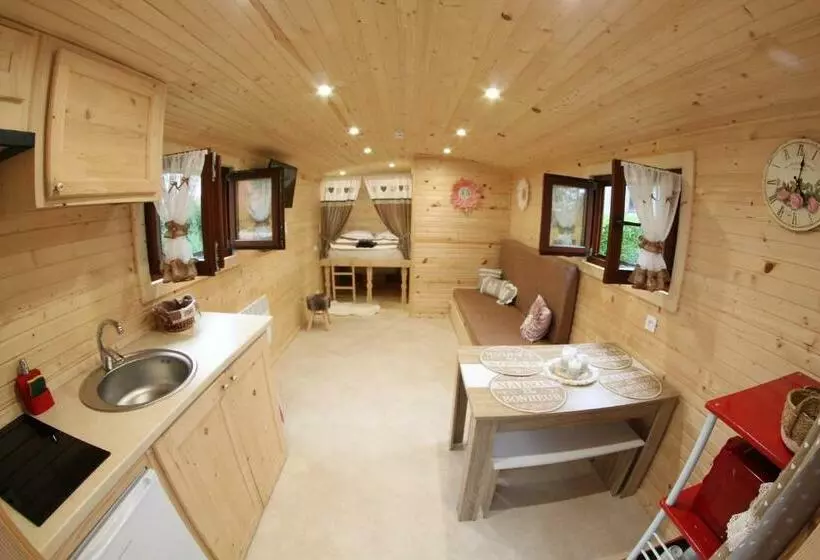 Majatalo Roule Hôtes