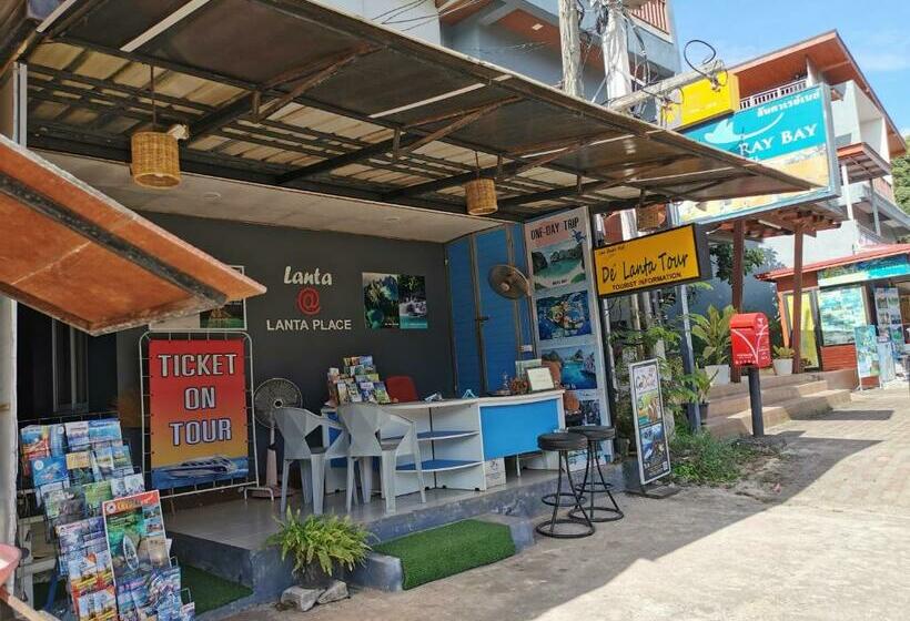 Schronisko De​ Lanta Place